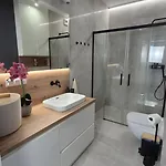 St Wojciech Hill Apartment, Free Parking, Air-conditioning, Self Check-in 24h